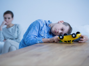 Padres preocupados buscando información tras el diagnóstico de autismo de su hijo